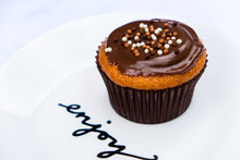 Load image into Gallery viewer, Carrot cupcake with Brigadeiro topping (6 units)
