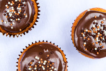 Load image into Gallery viewer, Carrot cupcake with Brigadeiro topping (6 units)
