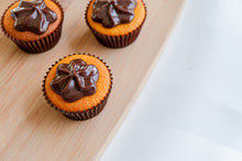 Load image into Gallery viewer, Carrot cupcake with Hazelnut topping (6 units)
