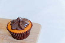 Load image into Gallery viewer, Carrot cupcake with Hazelnut topping (6 units)
