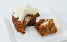 Load image into Gallery viewer, Carrot cupcake with walnuts and raisins (6units)
