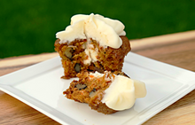 Load image into Gallery viewer, Carrot cupcake with walnuts and raisins (6units)
