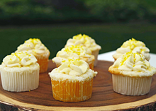 Load image into Gallery viewer, Lemon cupcake with lemon curd and Mascarpone Frosting (6 units)
