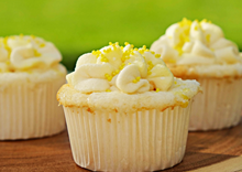 Load image into Gallery viewer, Lemon cupcake with lemon curd and Mascarpone Frosting (6 units)
