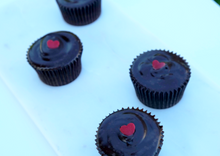 Load image into Gallery viewer, Chocolate cupcake with Ganache frosting (6 units)
